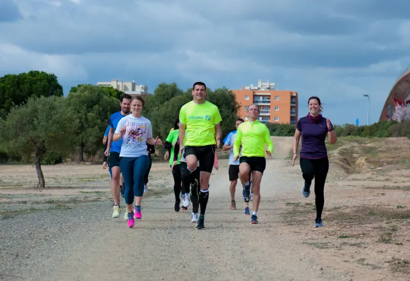 Grup de corredors del club entrenant junts per un camí de terra