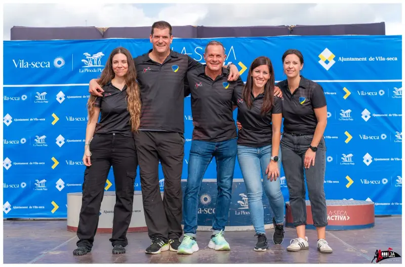 Els cinc membres de la junta directiva del club davant el photocall de l'Ajuntament de Vila-Seca