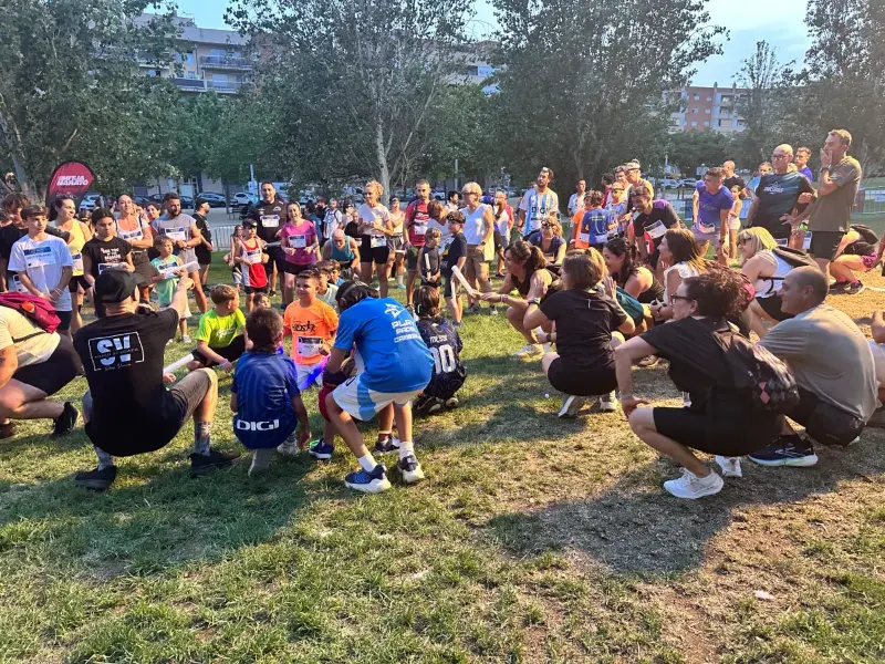 Participants i famílies preparant-se al parc abans de la sortida