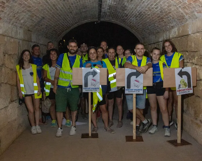 Voluntaris del club amb els senyals dels circuits al túnel del recorregut